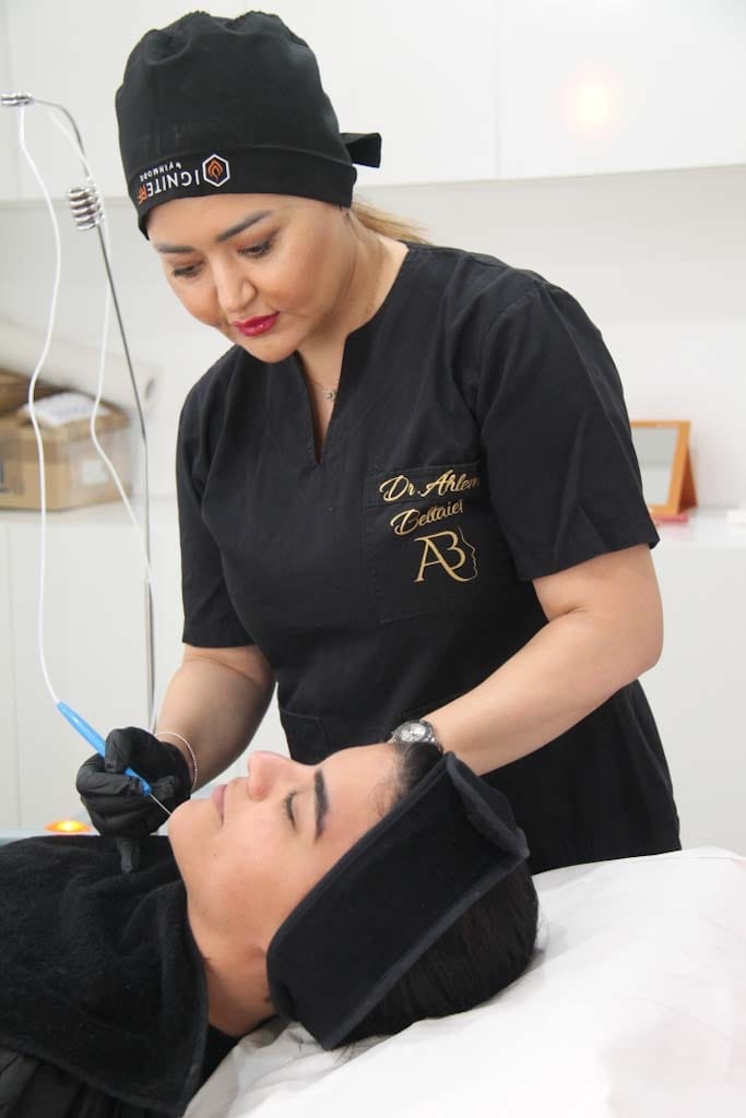 Dr Ahlem Beltaief réalise une lipolyse laser Smartlipo du bas du visage